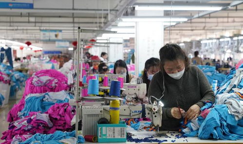 寒冬中的暖意 服裝紡織廠提前放假背后的堅守與希望